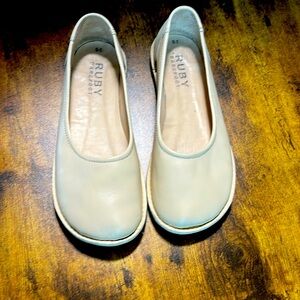 RUBY Barefoot Beige Leather Slip On Shoes Size 39/8.5-9